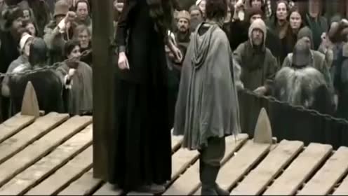 女巫在被处死之际,用美丽的双眼望去人群,沸腾的人全羞愧难当