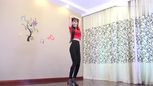小君舞蹈秀:小姐姐不光长得漂亮,舞姿也很优美,小编觉得恋爱了