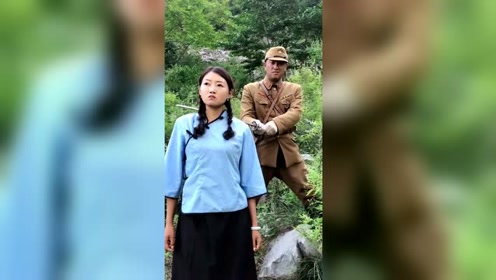 实拍拍戏现场,女学生被日本鬼子杀害,有谁注意到了那把刀?