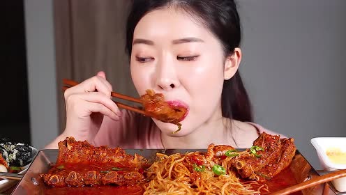 韩国吃货小姐姐吃酱排骨 拉面,肉质细嫩,香辣美味,大口开吃