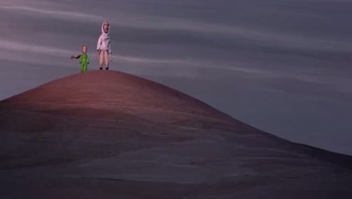 小王子:无边无际的沙漠,没有尽头,小王子跟男子一起看星星