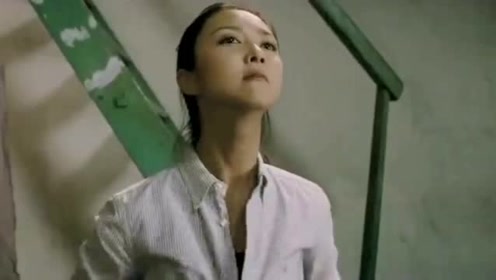 美女和大叔划拳,输一次脱一件,大叔却一件没脱!