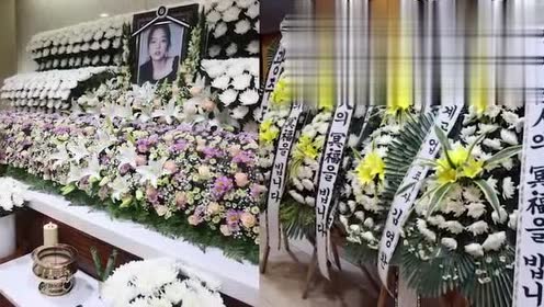 具荷拉灵堂曝光,遗像周围摆满鲜花,准备接受粉丝吊唁