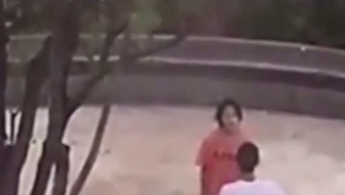 情侣公园吵架,一言不合就开脱,惊呆众人!