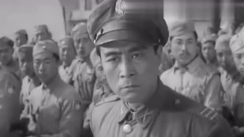 经典电影《兵临城下》国民党被困孤城,内部争抢空投粮剑拔弩张