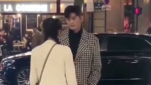 街头偶遇张翰和徐璐在拍戏,看样子两人太入戏了,导演喊话都听不见!