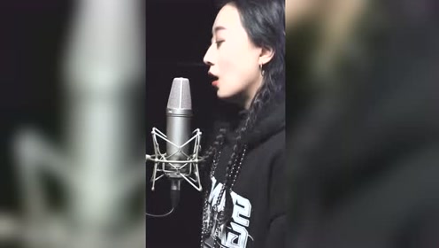 李雨婷的歌声总是那么的让人深陷其中,一首《你的答案》听醉了!