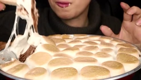 外国吃播:美女吃烤巧克力棉花糖,配黄油饼干吃的真美味