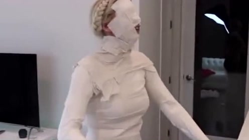 美女奇葩减肥方式,把自己绑成木乃伊,结果让人不敢想象!