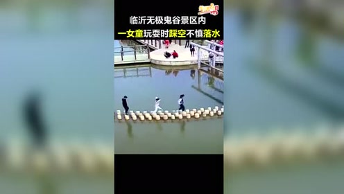美女拉肚子却爱面子不去厕所,怎料没憋住拉裤子上了