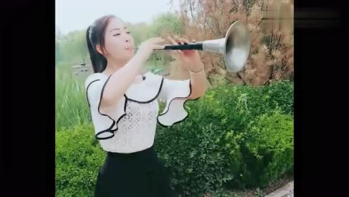 女歌手用唢呐激情吹奏《小当兵》,吹出豪迈之情,吹响未来!