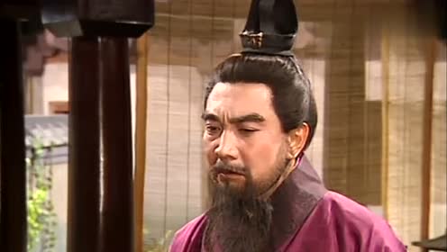 三国演义:曹操给董卓脱鞋,欲杀董卓不料却被发现,机智应对