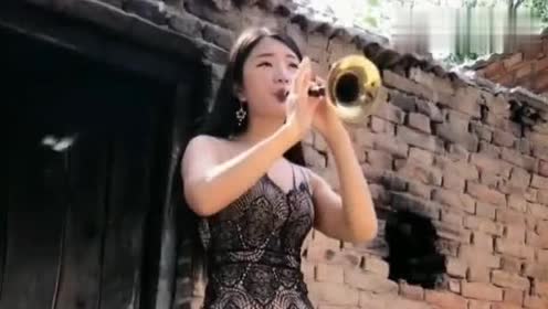 美女小姐姐唢呐演奏经典歌曲,欢快的节奏,很好听!