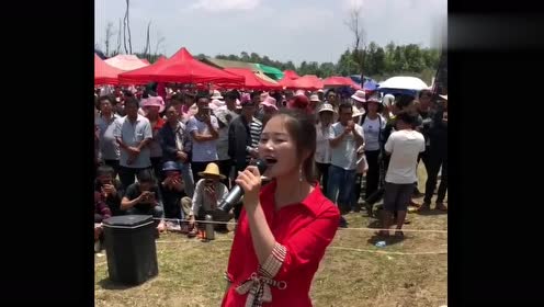 美女在户外唱歌,一开口简直太好听了,唱功不输专业歌手!