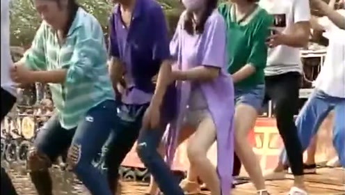 没有技术就别玩摇桥,看美女落水的姿势多狼狈,着实让人心疼啊!