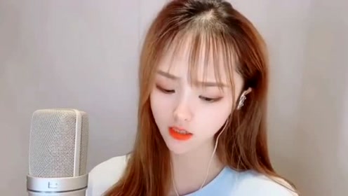 女歌手一曲民谣《爱你一万年》歌甜人美,经典至极