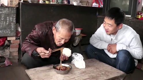 农村小鹏做了一锅猪肉炖粉条,出锅后先想着83岁老大爷,太暖心了