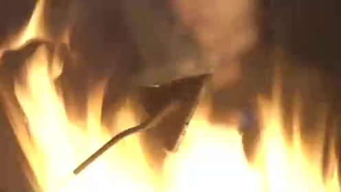 鬼子残忍的给美女用酷刑可是不料露出项链，女鬼子急忙喊停！