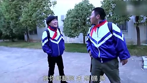 陈翔六点半:蘑菇头学人家走路一瘸一拐,谁曾想被守护60年?