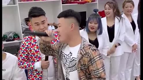 四平青年:阿夏直播秀舞姿,把徒弟们给乐坏了,真是太逗了