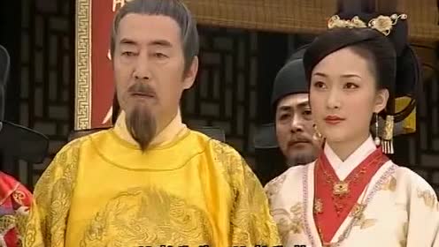太子坐在树上听课,看见正巧被皇上追捕,这下有好戏看了不料者电视剧图片