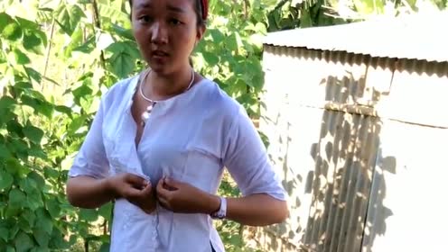 来自农村的缅甸美女竟直接在外面洗澡,还一点也不背人,让人脸红