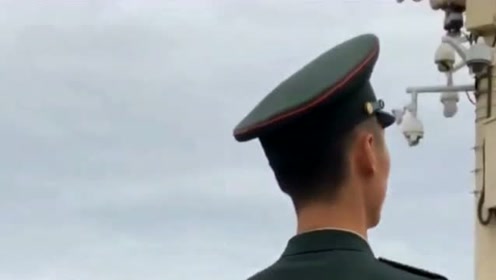 国旗手张自轩,刚毅的表情冷俊十足,十分帅气!
