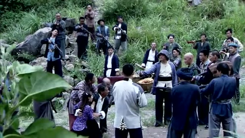 影视:一群土匪拦路抢劫,没想到来了一个女高手,把他们赶跑