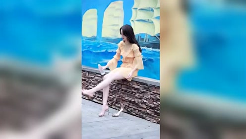 美女脚踩到屎了,坐下来冲洗,开心的跳起了舞!