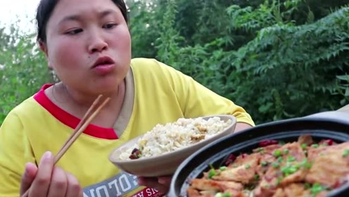 胖妹嘴馋吃火烧豆腐,农村秘制老酱真馋人,吃相看的我流口水