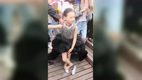 做童模也不容易,焱娃娃的鞋子不合脚,还要她继续坚持