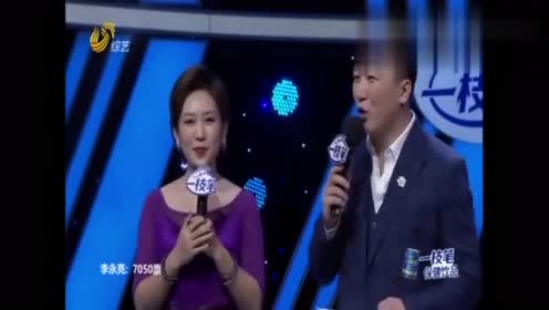 我是大明星:美女主持人搭档秀气民警共跳拉丁舞,全场哈哈大笑