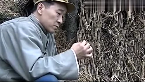 王保长新篇:王麻子被驼背拉着当壮丁,慌忙把传单塞进裤子里!