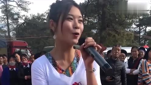 农村美女放声歌唱,竟吸引这么多围观者,不去中国好声音屈才了