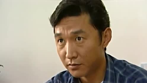 豪哥计划抢金铺,当晚就运来大批枪械堆满桌子,怎料杨吉光不会用