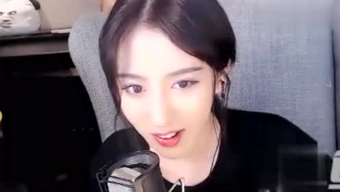 呆妹儿又出事了,直播突然流鼻血!网友:又要火一把了