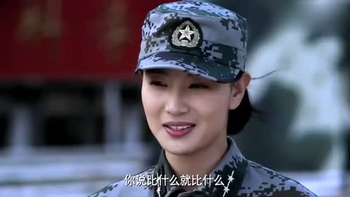 《麻辣女兵》小米要和凌云比赛,二人比掰手腕!
