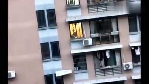 晚上无意中看到对面楼有惊人发现