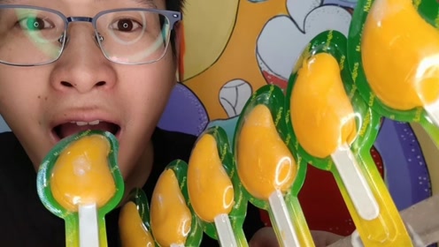 眼镜哥吃趣味"芒果棒棒软糖",金色迷你造型真,果味浓郁好q弹