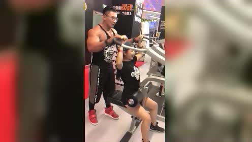 鹿神亲自指导小姐姐训练,果然健身的小姐姐都很漂亮!