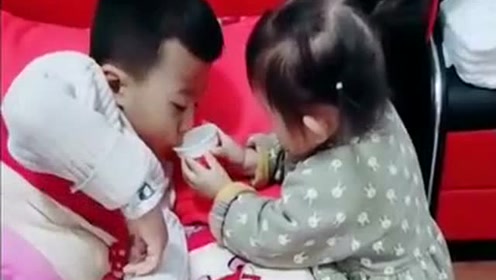 哥哥生病了，妹妹端茶倒水的“伺候”，画面真是太暖了！