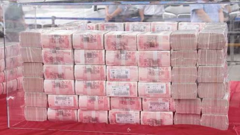 警方公开展览7千万涉案现金,提示防范诈骗:天上不会掉馅饼