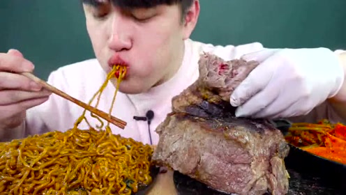 韩国帅哥吃播吃大猪肉排加上无限面条,吃的狂欢!