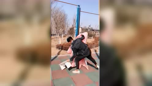 2米高的女巨人善解人意,主动帮矮小伙晒被子,下一幕看完不许笑