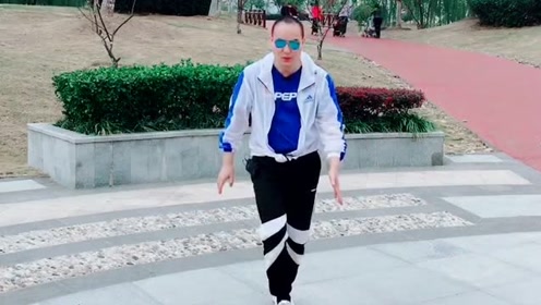 霹雳舞大叔自编舞蹈,有创意,够独特