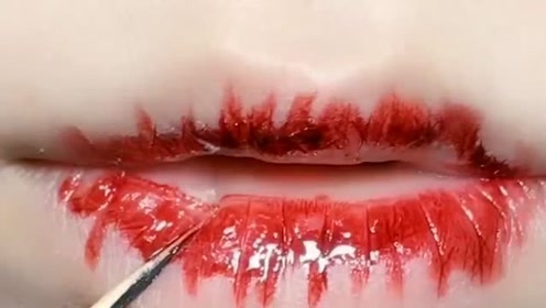 嘴巴干裂成这样,一道一道的血口子看着就好心疼