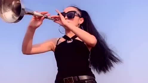 美女用唢呐演奏《护花使者》,经典老歌,曲美有韵味!