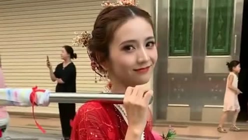 潮汕标旗女子,五官精致的比女明星都要好看,能娶回家做老婆也是极好的
