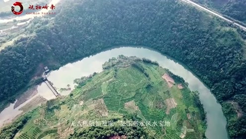 当地闻名的仙鹤饮水宝地,玉带环抱,风水大师一眼点出龙穴造福了无数