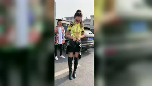 童模焱娃娃的妈妈绝了,这么冷的天穿短裙露纹身,爸爸只笑不敢管